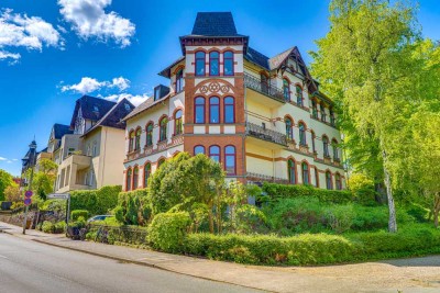 Flensburg Westliche Höhe: Stilvolle Altbauvilla mit Parkblick und 3 herrschaftlichen Wohnungen