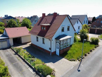 Einfamilienhaus mit Grundstück und Garage