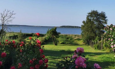 Wassergrundstück mit Traumhaus für Naturliebhaber und Golfspieler