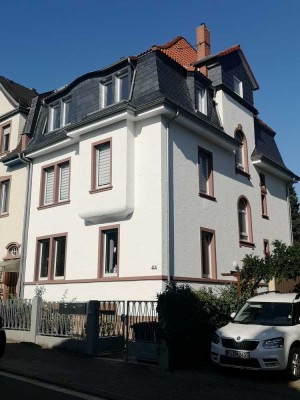 Stilvolle Altbauwohnung in gepflegtem 3-Familienhaus mit Garten