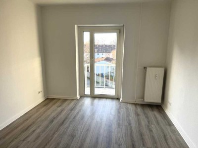 * Gemütliche 2,5 ZW * kleiner BALKON * nähe Hauptfriedhof/Volkspark *  nur für 1-2 Personen *