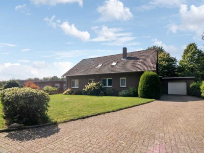 Großzügiges Einfamilienhaus mit Balkon und Garage in Aurich - Sandhorst