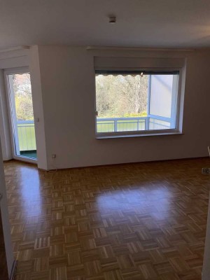 Schöne und vollst. renovierte 2-Zimmer-Wohnung mit Balkon und EBK