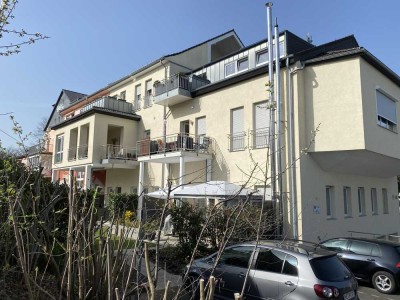 Neuwertig, sehr großzügig  mit vier Zimmern sowie Terrasse und Kamin