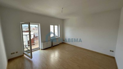 Wird frisch renoviert- 3 Zimmer- Wohnung mit Balkon in direkter Innenstadtlage, EBK vorhanden