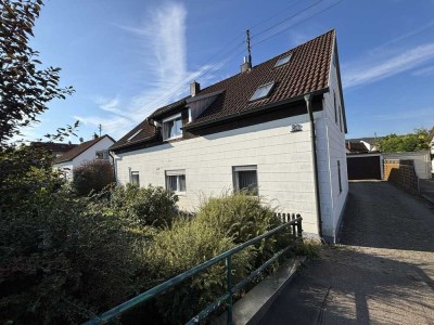 „Vielseitiges Zweifamilienhaus mit Werkstatt, Lager und 4 Garagen – ideal für Wohnen & Arbeiten“
