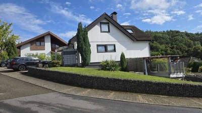 Attraktiv gestaltetes Einfamilienhaus in ruhiger, naturnaher Lage mit Blick auf das Schloss