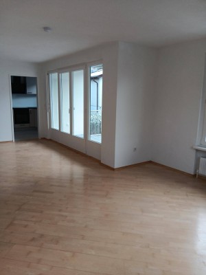 Lichtdurchflutete, frisch renovierte, natur- und grenznahe Wohnung in Tisis