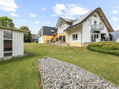 Großzügiges Einfamilienhaus mit modernem Anbau, Doppelgarage u. traumhaftem Garten in Dotternhausen