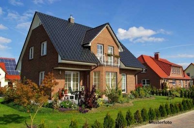 Einfamilienhaus, Garage und Carport