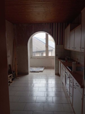 Große Zimmer, hohe Decken, Kamin für den Winter und Balkon/Garten für den Sommer.