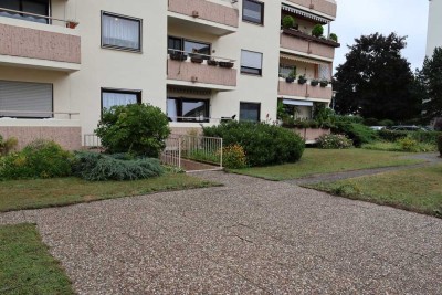 Gepflegte-und gut geschnittene 3-Zimmer Wohnung mit Balkon,, Stellplätze u. Tiefgaragenplatz !