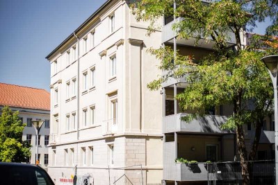 klassische 2-RW ansprechend saniert, mit Wanne und Dusche