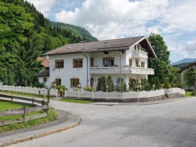Wohnen/Arbeiten, ruhige Gewerbe möglich,  Chiemseenähe, Haus mit 12 Zimmer, 7 Duschen/WC, Bergblick