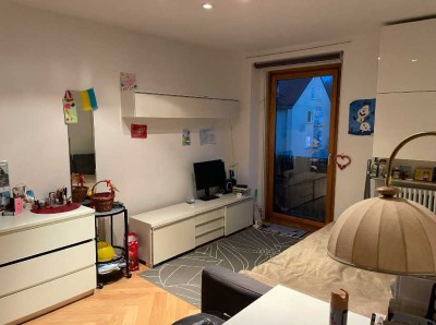 Schöne 2 Zimmer mit Balkon in einer WG mit Einbauküche in München Sendling