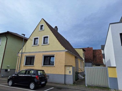 Zweifamilienhaus mit Garage und Scheune in Waghäusel-Kirrlach!