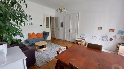 Große Altbauwohnung mit Garten und Balkon