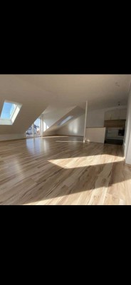 Exklusive, neuwertige 3,5-Zimmer-Wohnung mit Balkon und EBK in Griesheim