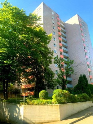Großzügig wohnen mit Ausblick - 4- Zimmer-Wohnung mit Balkon, Loggia und Garage