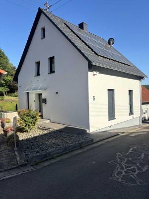 Wunderschönes freistehendes  EFH, gr. Garage, Outdoor-Pool, alles neu renoviert!!!!