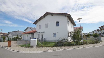 Neuwertige, kleine Doppelhaushälfte mit Garage