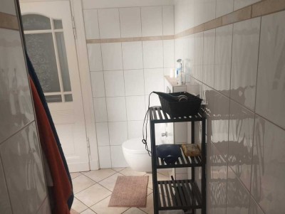 Schöne und vollständig renovierte 2-Zimmer-Erdgeschosswohnung mit geh. Innenausstattung in Bochum