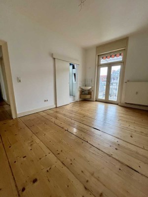 * Charmanter Altbau mit Dielenboden, Balkon und EBK *