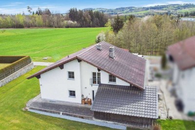 Familienhaus mit Pool, Wintergarten und eigener Quelle in ruhiger Weilerlage!