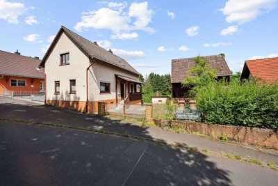Einfamilienhaus mit kleiner Scheune und großem Garten