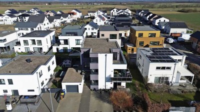 Attraktive Kaufgelegenheit: Luxuriöses Zweifamilienhaus im Neubaugebiet von Gernsheim