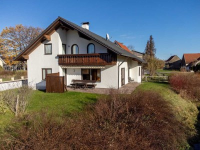 Gepflegtes, freistehendes Haus mit 2 Wohneinheiten in naturnaher Lage in Westerheim bei Memmingen.