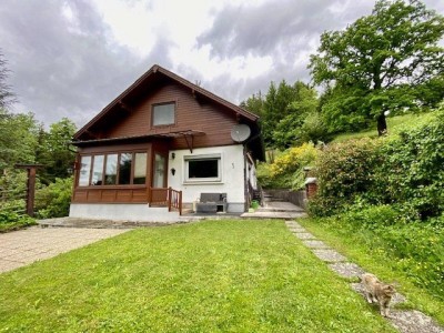 Einfamilienhaus auf 2815 m2 Grund, indyllisch gelegen mit herrlichem Fernblick: Wohnebene + Dachboden, Kellerhaus, Garage, Erd-Weinkeller, Schrägaufzug, am Ortsrand Kirchstetten, Nähe A1 + Westbahn, ca. 50 min. nach Wien!