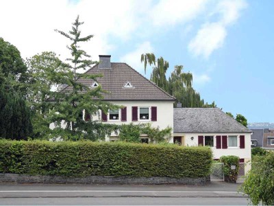 Charmantes Ein-bis Zweifamilienhaus mit großzügigem Grundstück