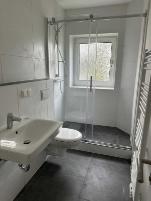 Wir haben für Sie saniert. Wohnung mit Balkon und Blick ins Grüne.