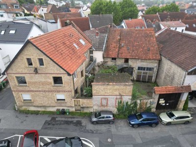 Sanierungsbedürftiges 1-3 Familienhaus mit Scheune & großem Innenhof