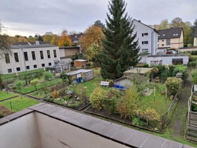 � Zentral & ruhig: Frisch renovierte 2,5-Zimmer-Wohnung mit Balkon ins Grüne