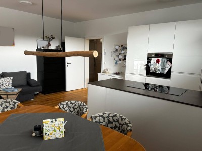 Moderne 3-Zimmer-Wohnung - neue DAN-Einbauküche, überdachter Balkon, Gemeinschaftsgarten und Freistellplatz am grünen Ortsrand