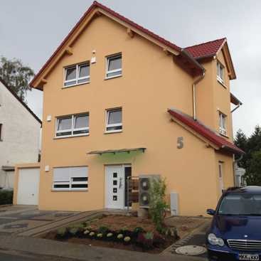 Ohne Makler: KfW70 2-Zimmer-DG-Wohnung mit geh. Innenausstattung