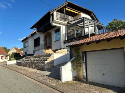 Ein-/Zweifamilienhaus mit tollem Ausblick - Großzügiges Anwesen