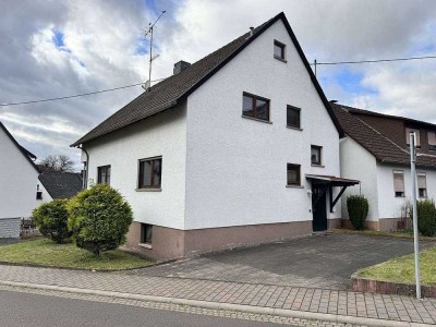Zweifamilienhaus mit 2 Garagen und Stellplatz in zentraler Ortslage