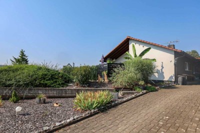 Exklusive Lage in Binzen-Ein-/Zweifamilienhaus mit viel Platz zum Wohnen und viel Nutzfläche!