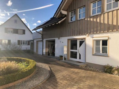 Modernisierte 3-Zimmer-Terrassenwohnung mit Balkon und EBK in Erkheim