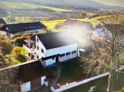 Traumlage mit Bergblick: Einfamilienhaus mit großem Garten am Fuße des Hohen Bogens