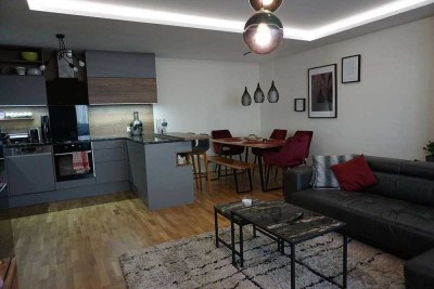 Exklusive, vollständig renovierte 1,5-Zimmer-Wohnung mit Balkon und Einbauküche in Altötting