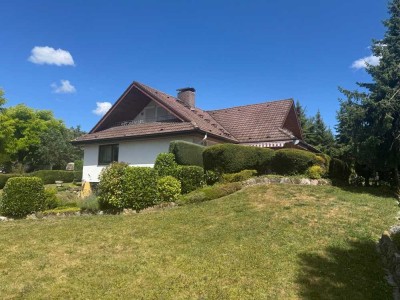 Großzügiges Einfamilienhaus mit großem Gartengrundstück in sonniger und ruhiger Höhenlage