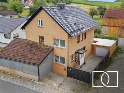 Hochwertig renoviert! Stilvolles Zweifamilienhaus mit schönem Garten und Terrasse in ruhiger Lage