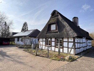 Im Auftr.: Reetdach-Einfamilienhaus mit großem Garten – Einliegerwohnung, Büro und Carport