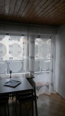 Geschmackvolle, gepflegte 2-Raum-DG-Wohnung mit geh. Innenausstattung mit Balkon und EBK