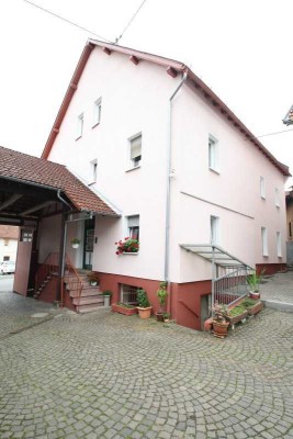 EIN GROSSES HAUS KANN VIELES BIETEN! WOHNHAUS  mit 2 Garagen! Mitbenutzung des Innenhofes