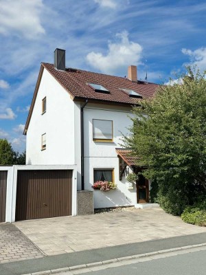 Großzügiges Reihenendhaus mit Einliegerwohnung, Garage und liebevollen Garten!